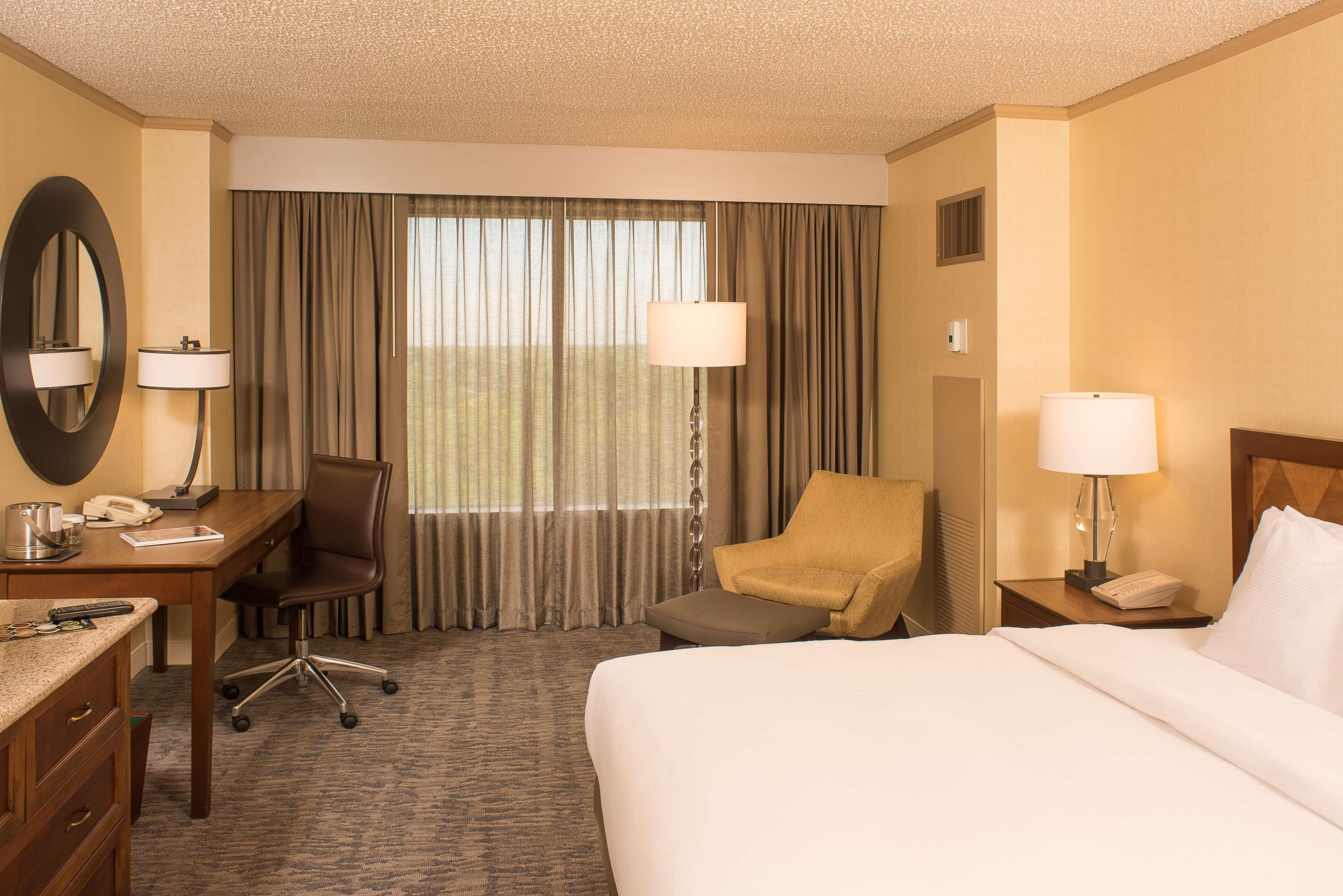 Doubletree By Hilton Tulsa At Warren Place Exterior foto