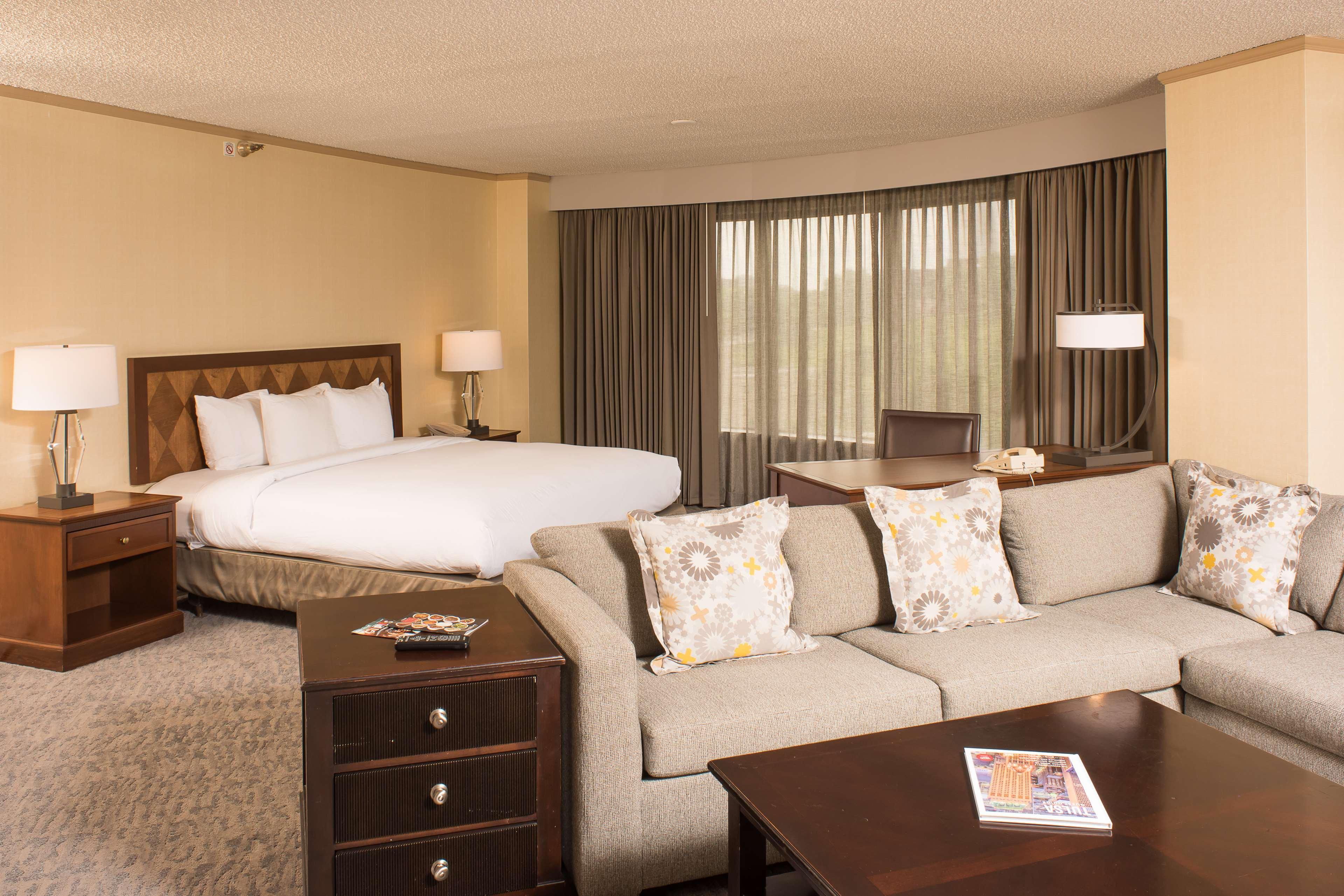 Doubletree By Hilton Tulsa At Warren Place Exterior foto