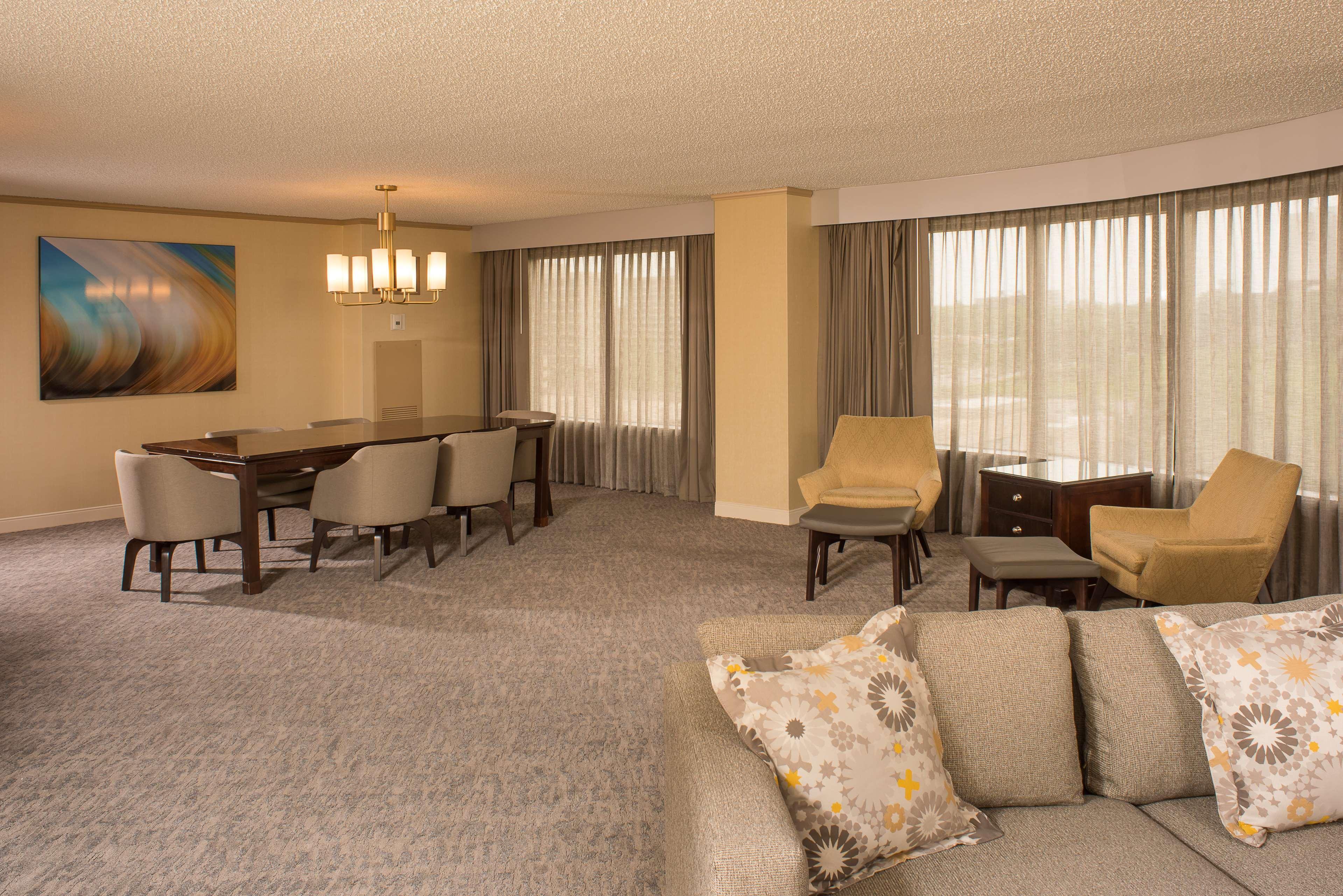 Doubletree By Hilton Tulsa At Warren Place Exterior foto