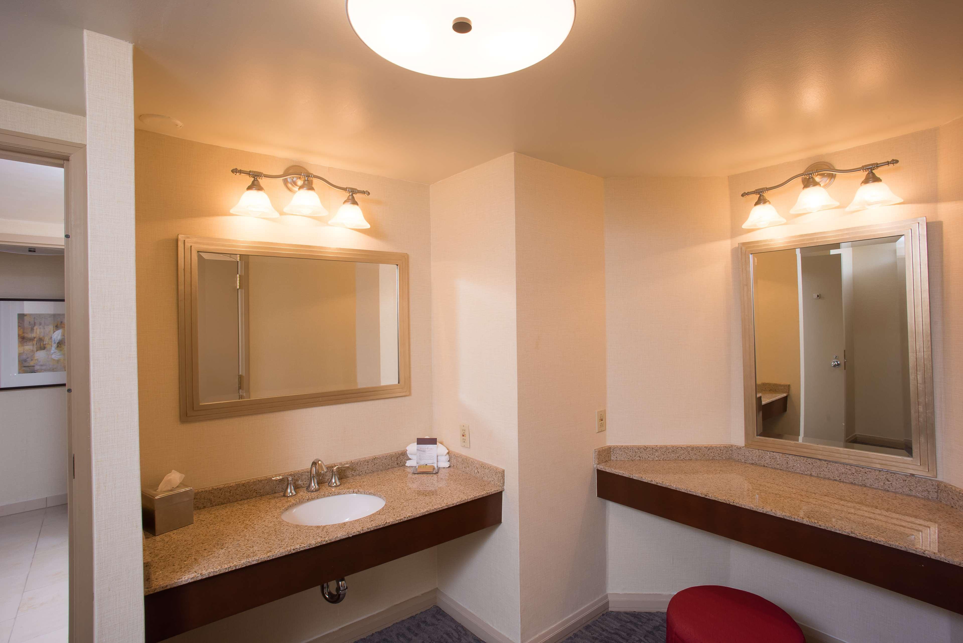 Doubletree By Hilton Tulsa At Warren Place Exterior foto