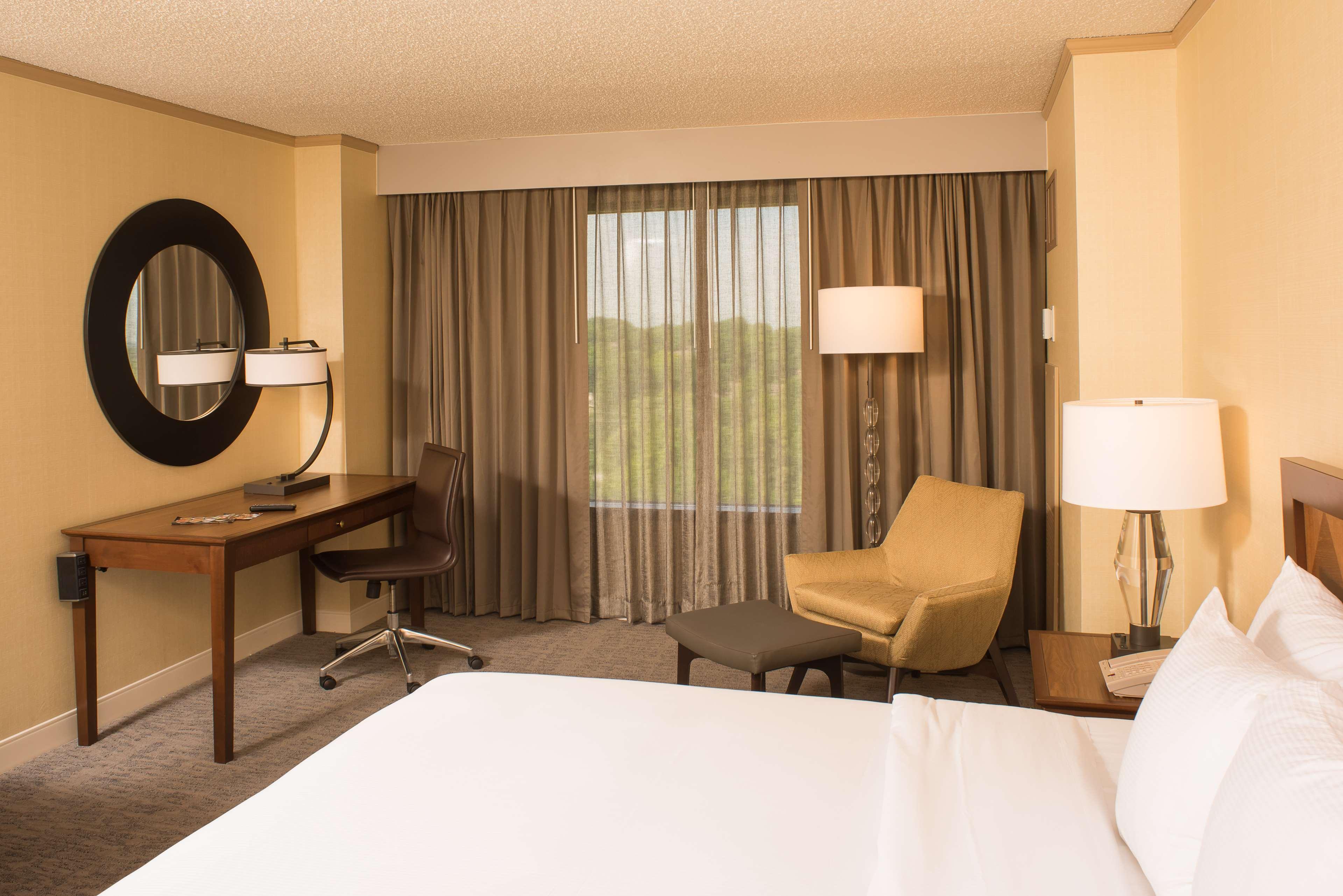 Doubletree By Hilton Tulsa At Warren Place Exterior foto