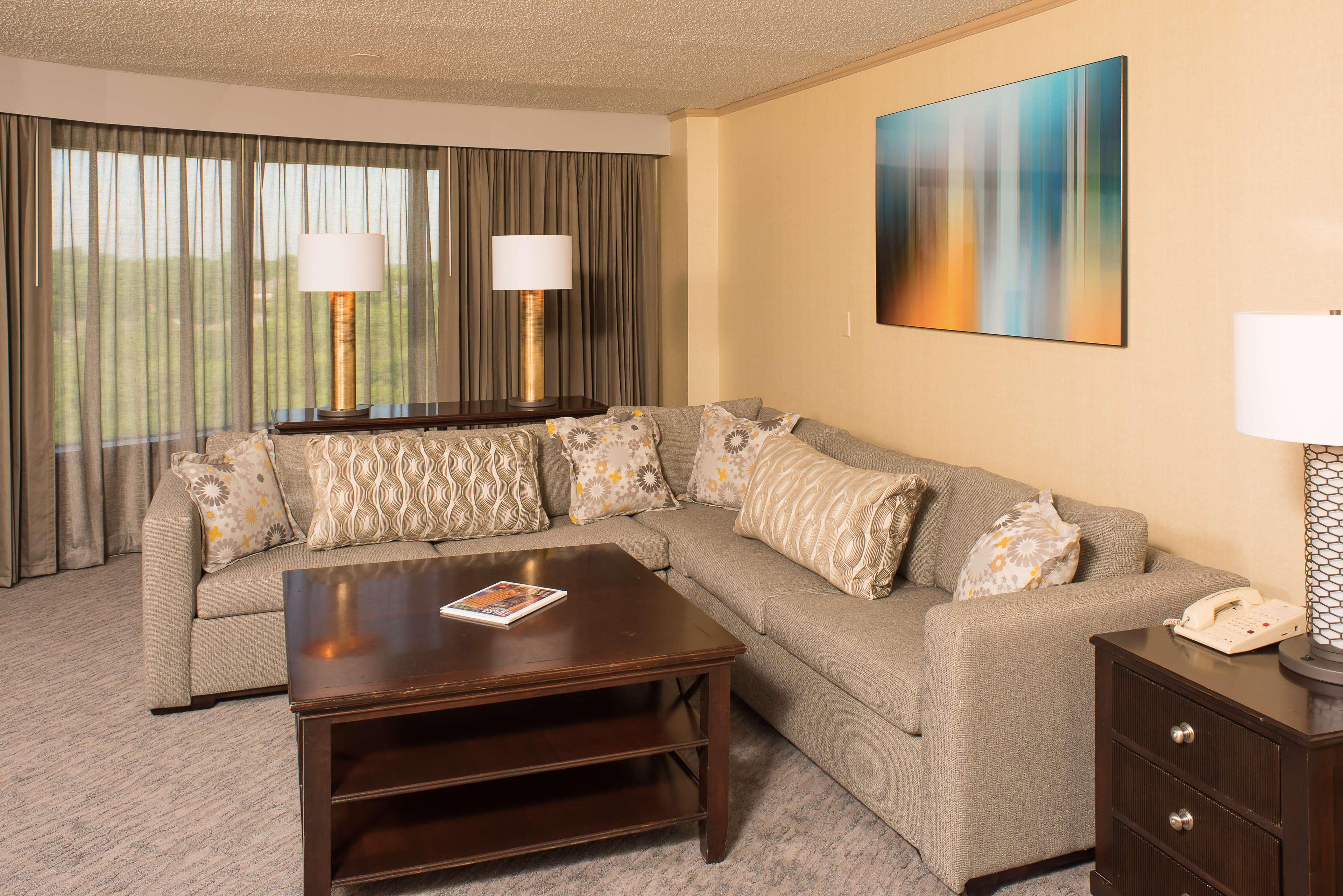 Doubletree By Hilton Tulsa At Warren Place Exterior foto