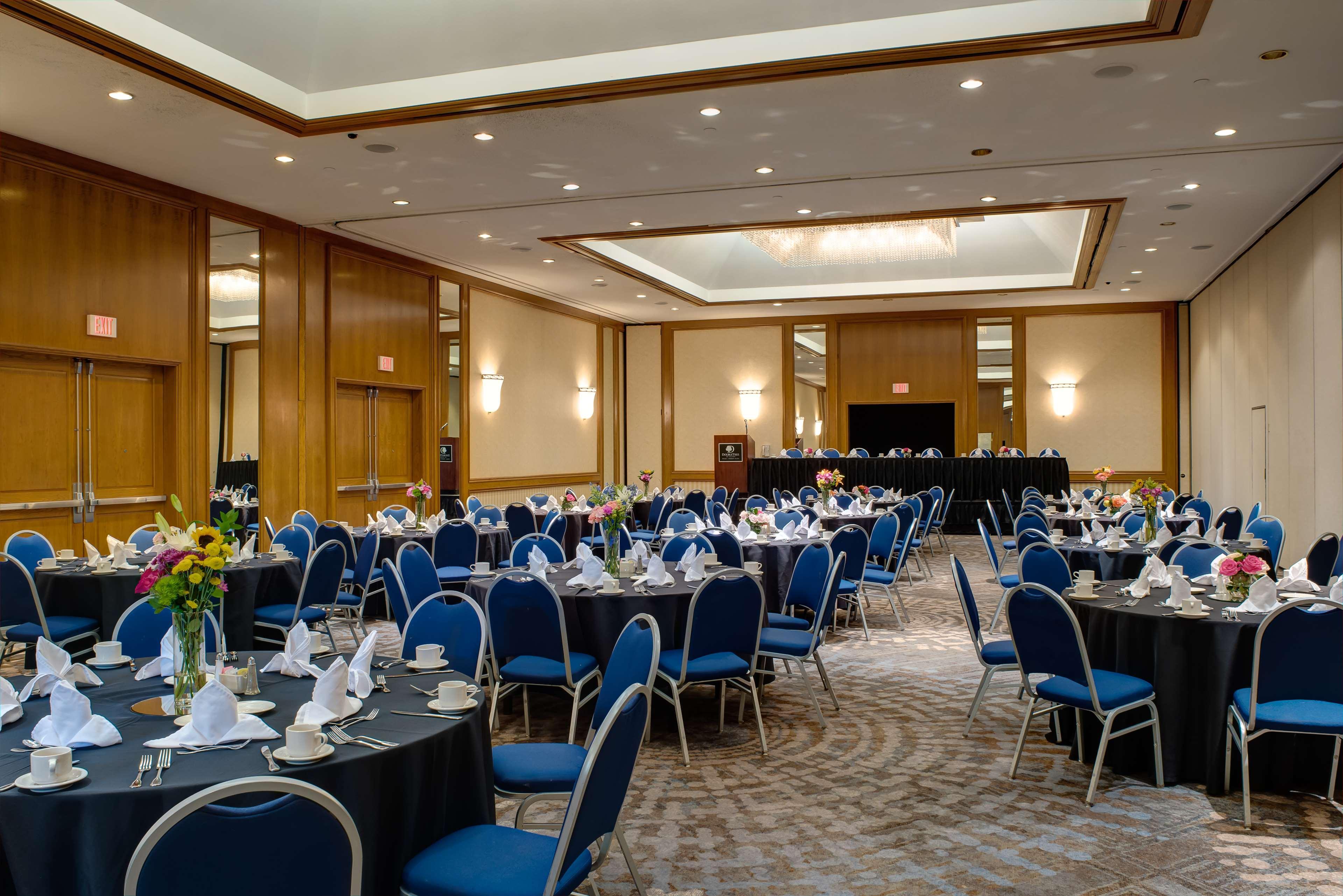 Doubletree By Hilton Tulsa At Warren Place Exterior foto
