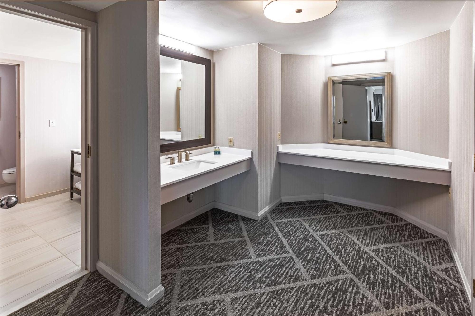 Doubletree By Hilton Tulsa At Warren Place Exterior foto