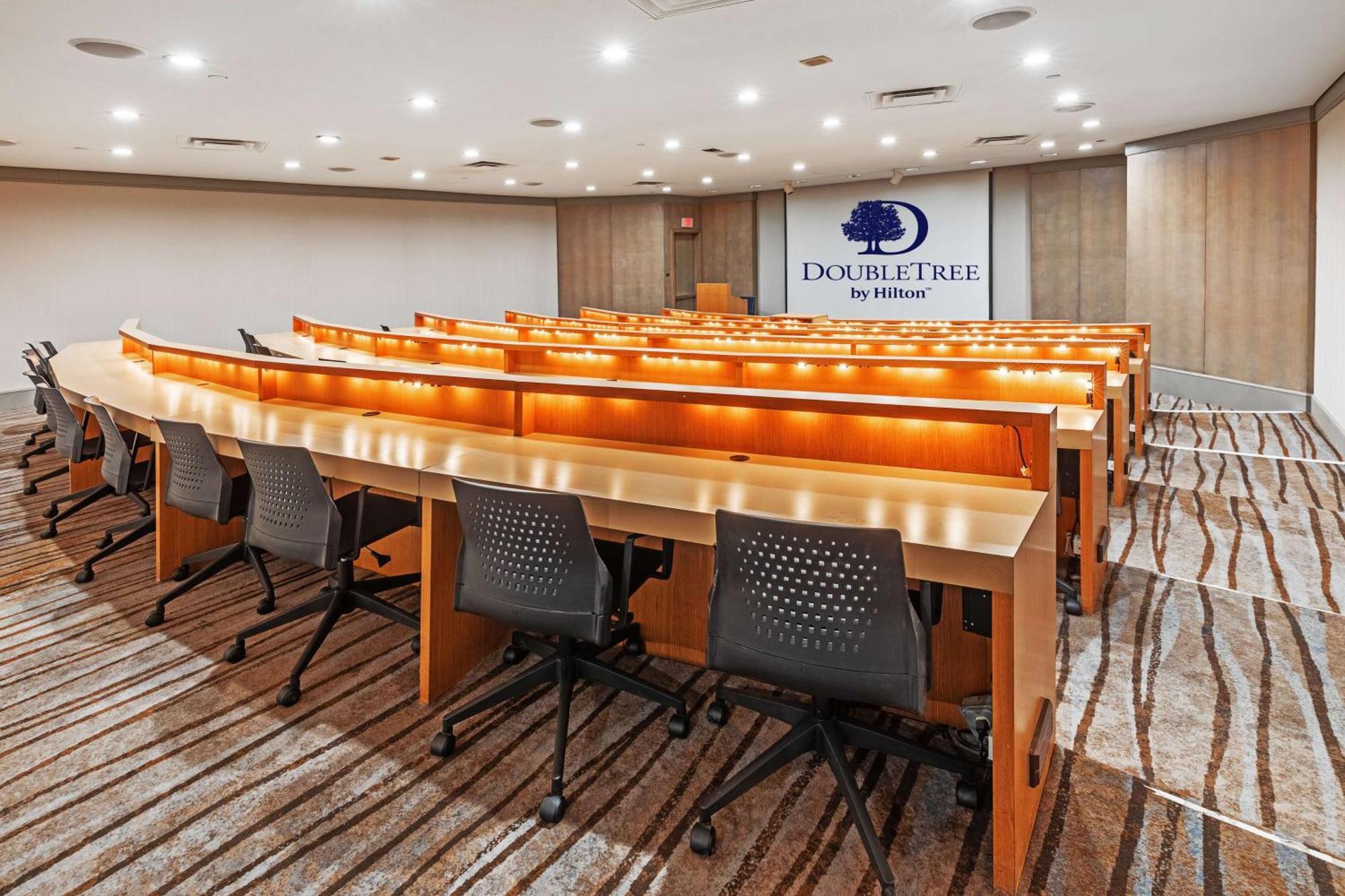 Doubletree By Hilton Tulsa At Warren Place Exterior foto