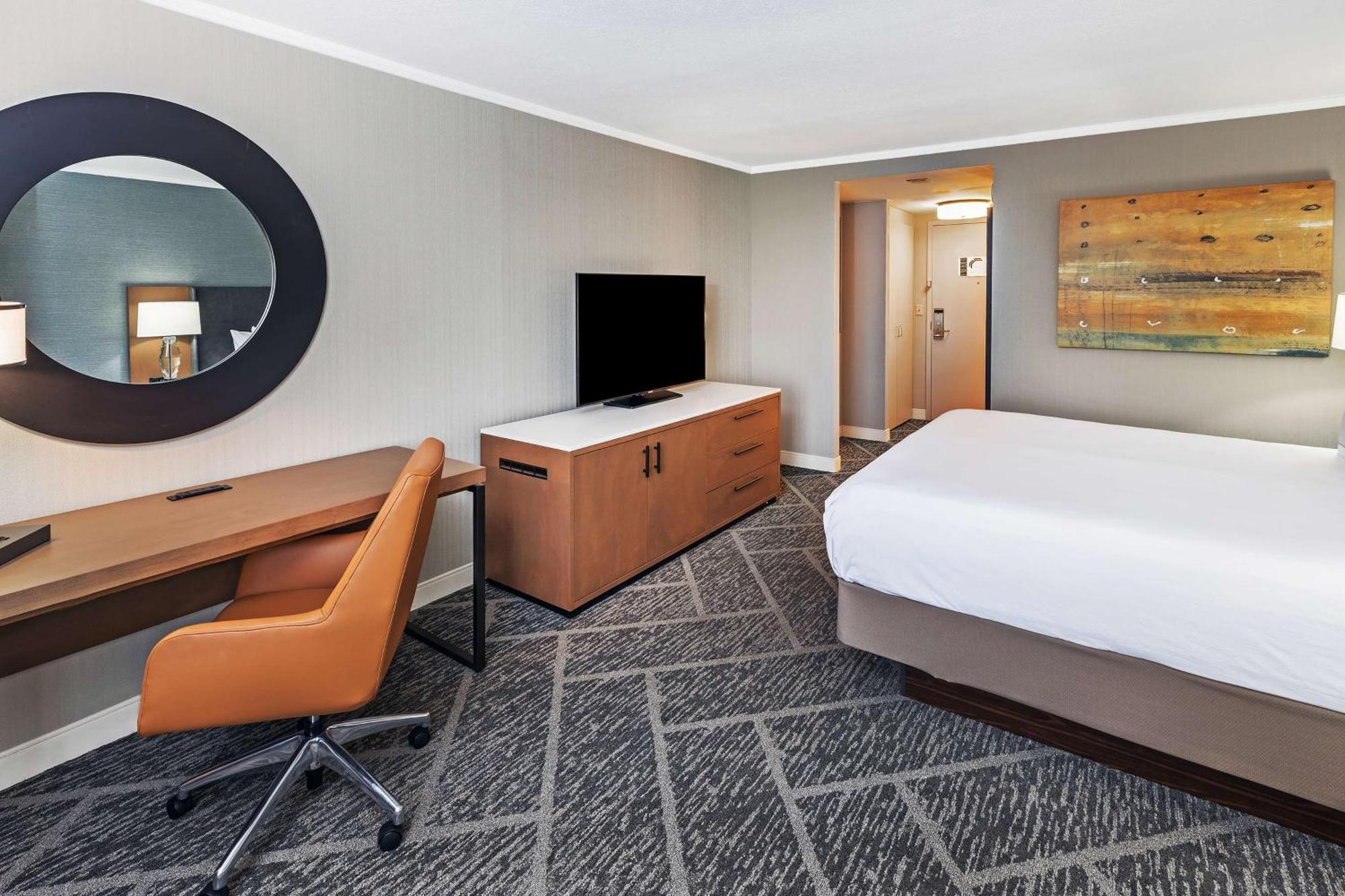 Doubletree By Hilton Tulsa At Warren Place Exterior foto